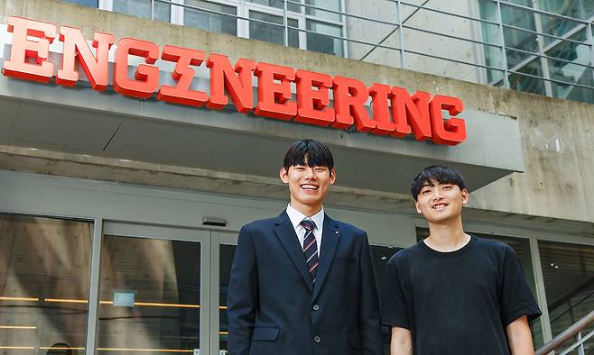 2일 서울 관악구 서울대학교 공학관에서&nbsp;‘제79회 후기 학위수여식’ 최우등 졸업생 임준희씨(왼쪽), 윤형준씨가 활짝 웃고 있다. 최상수 기자