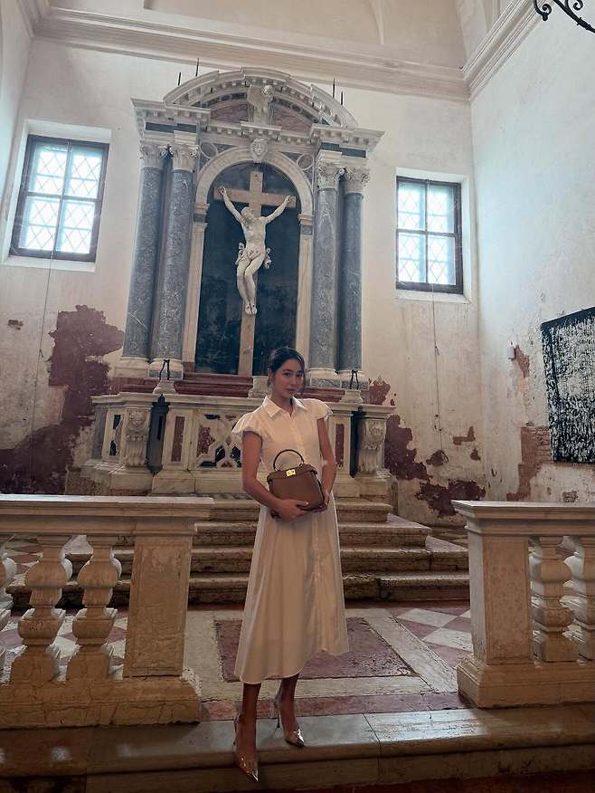 십자가 앞에서 사진을 찍은 이민정. 이민정 SNS 캡처