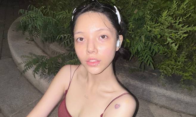 지민이 오랜만에 근황을 전했다. 지민 SNS 캡처