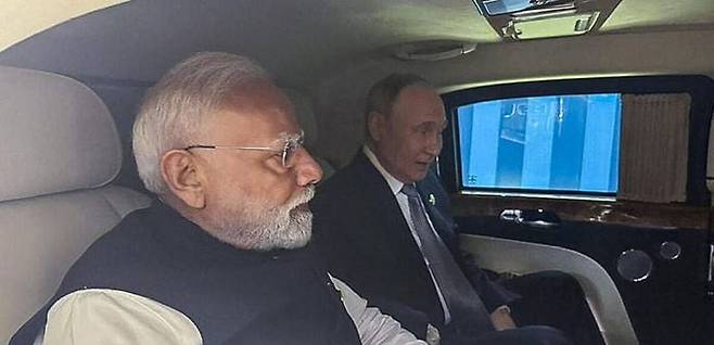 나렌드라 모디 인도 총리가 지난 1일 톈진에서 열린 상하이협력기구(SCO) 정상회의 때 블라디미르 푸틴 러시아 대통령의 리무진에서 회담하는 모습. 출처=모디 X 계정