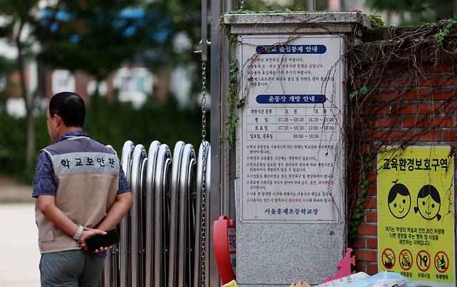 서울 서대문구 초등학교 인근에서 학생을 유괴하려고 시도한 20대 남성 3명이 경찰에 긴급 체포됐다. 서울 서대문경찰서는 지난 2일 초등학교 유괴 시도 관련 추가 신고를 접수하고 범행 차량을 추적하는 과정에서 20대 남성 3명을 긴급 체포했다고 4일 밝혔다. 이중 2명에 대해서는 사안의 중대성을 고려해 구속영장을 신청했다. 사진은 4일 서울 서대문구의 한 초등학교.&nbsp; 뉴시스