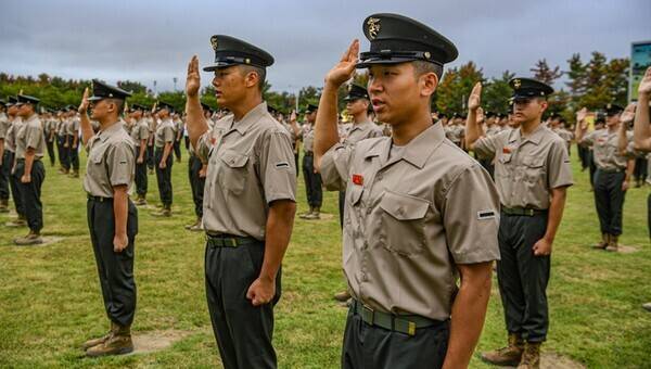해병대 교육훈련단에서 열린 해병 1320기 수료식에서 신병들이 수료 선서를 하고 있다. 해병대 제공