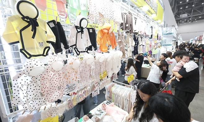 28일 대구 북구 엑스코에서 열린 ‘대구 베이비&키즈페어’를 찾은 시민들이 육아용품을 살펴보고 있다. 2025.8.28 연합뉴스