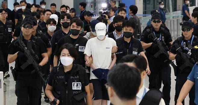 필리핀 범죄 사범 송환작전 - 필리핀 현지에서 5조 원 규모의 불법 온라인 도박장을 운영하다 체포된 한국인 범죄조직 일당을 비롯한 필리핀 한국인 범죄 피의자 49명이 3일 오후 인천국제공항 1터미널을 통해 송환되고 있다. 전세기까지 동원된 이번 일시송환은 단일 국가에서 동시에 이뤄진 최대 규모 해외 검거 사범 송환으로, 송환된 피의자 중 인터폴 적색수배가 발부된 대상자만 45명에 달하며 이들을 대상으로 국내 수사기관에서 내려진 수배는 총 154건에 이른다. 2025.9.3 뉴스1