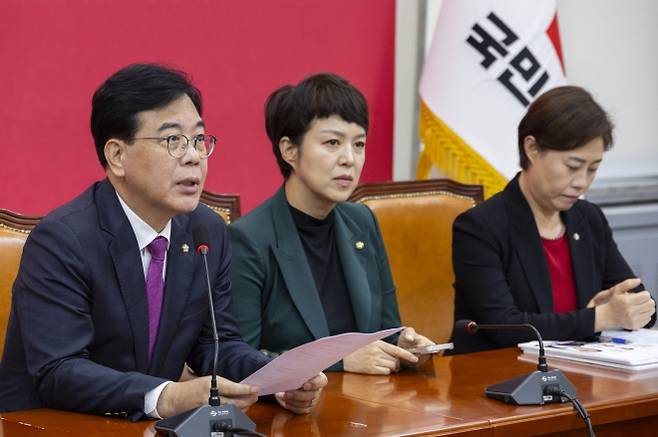 송언석(왼쪽) 국민의힘 원내대표와 국회 교육위원회 위원들이 4일 국회에서 최교진 교육부 장관 후보자 임명 철회를 요구하는 기자회견을 하고 있다. 왼쪽부터 송 원내대표, 김은혜 원내정책수석부대표, 서지영 의원. 연합뉴스