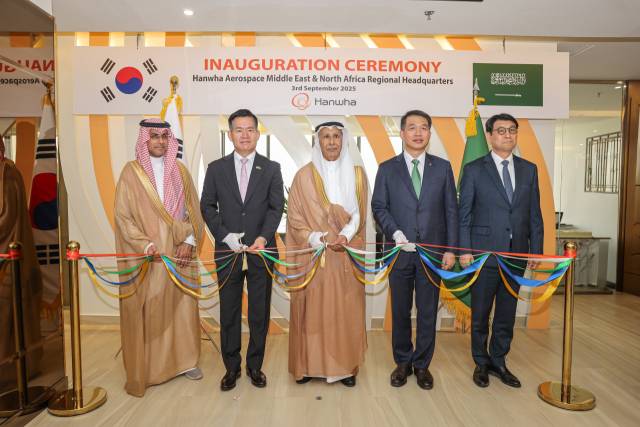 3일(현지 시간) 사우디아라비야 리야드에서 열린 한화에어로스페이스 중동 총괄법인 개소식에 참가한 관계자들이 축하 세리머니를 하고 있다. 왼쪽부터 살레 빈 압둘라 알 아킬리 사우디 군수산업청 부청장, 석종건 방위사업청장, 아흐마드 압둘아지즈 알 오할리 사우디 군수산업청장, 성일 한화에어로스페이스 중동·북아프리카 총괄법인 사장, 문병준 주사우디 대사대리. 사진 제공=한화에어로스페이스