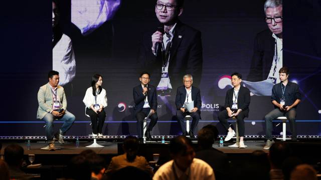 배경훈(왼쪽에서 세번째) 과학기술정보통신부 장관이 연구개발특구의 혁신생태계 조성’을 주제로 토크콘서트를 주재하고 있다. 사진제공=연구개발특구진흥재단