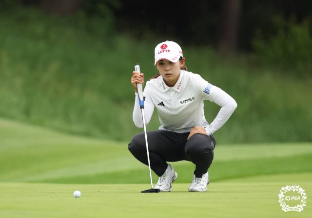 그린을 읽고 있는 황유민. 사진 제공=KLPGA