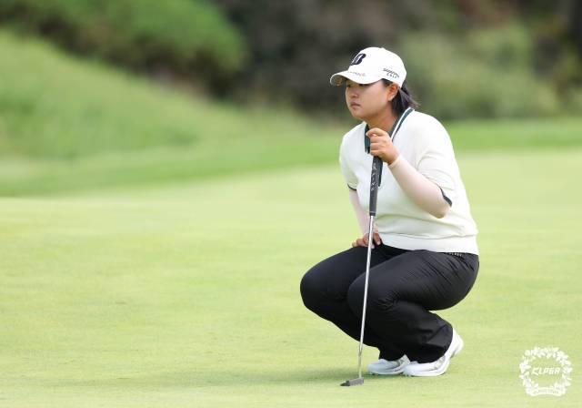 그린을 읽고 있는 신다인. 사진 제공=KLPGA