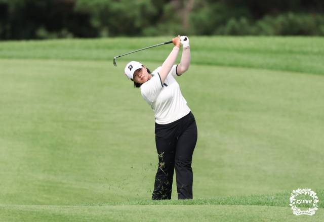 신다인이 4일 KB금융 스타챔피언십 1라운드 9번 홀에서 아이언 샷을 하고 있다. 사진 제공=KLPGA