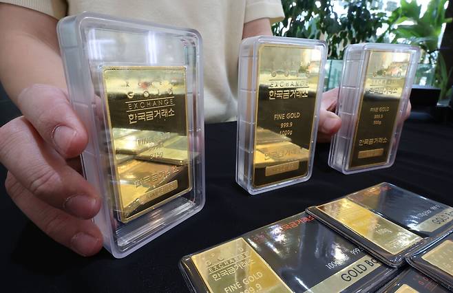 지난 2일 서울 종로구 한국금거래소 종로본점에서 직원이 골드바를 정리하고 있다. ⓒ연합뉴스