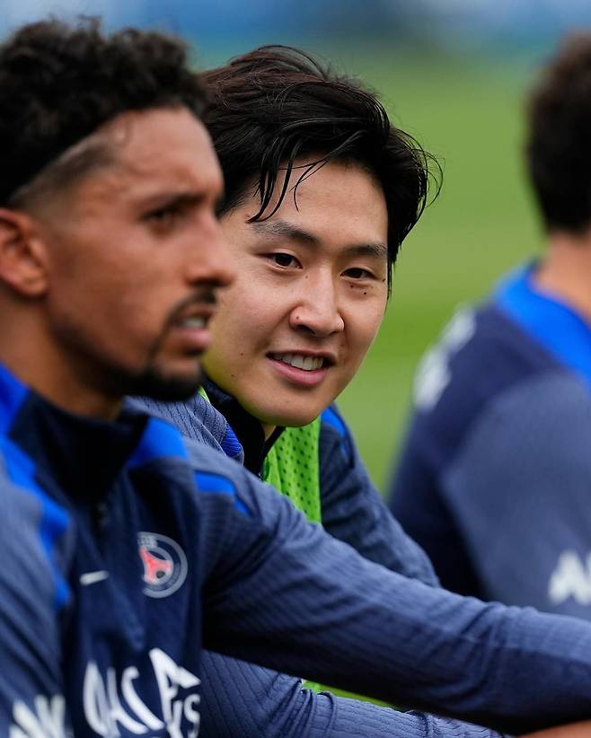 여름 이적시장에서도 팀을 옮기지 못한&nbsp;PSG 이강인은 이번 시즌에도 소속팀에 남아 험난한 경쟁을 펼쳐야 한다. 사진출처｜PSG 페이스북