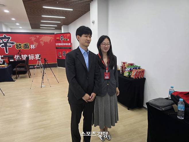 이지현 9단이 3일 중국 칭다오 농심공장에서 열린 제27회 농심신라면배 세계바둑최강전 1국이 끝난 뒤 팬과 사진을 찍고 있다.    칭다오 | 윤은용 기자