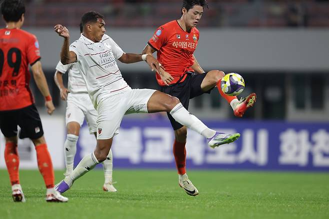 포항 조르지와 강원 모재현이 지난달 31일 강원하이원아레나에서 열린 K리그1 경기 도중 볼을 다투고 있다. 프로축구연맹 제공