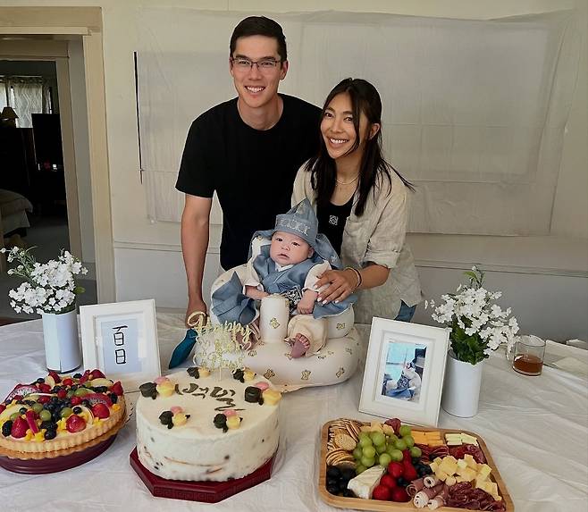 앨리슨 리가 자신의 SNS에 올린 아들의 백일잔치 사진. SNS 캡처