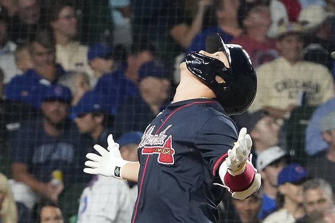 김하성이 4일 시카고 컵스 원정경기 7회초 애틀랜타 이적 후 첫 홈런을 때린 뒤 세리머니하며 홈을 밟고 있다. 로이터연합뉴스