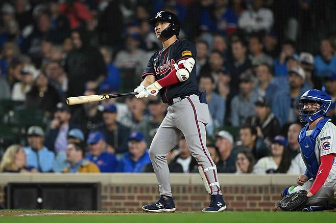 김하성이 4일 시카고 컵스 원정경기 7회초 3점 홈런을 때린 뒤 타구를 확인하고 있다. AFP연합뉴스