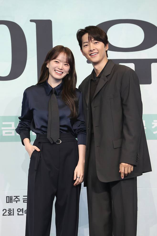 배우 천우희, 송중기가 4일 서울 구로구 더링크서울호텔에서 열린 JTBC금요 드라마 ‘마이 유스’ 제작발표회에서 포즈를 취하고 있다. 2025.9.4. 연합뉴스