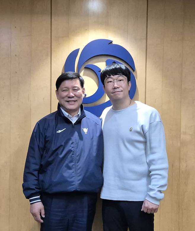 허구연 KBO 총재와 양현종 선수협 회장이 지난 19일 KBO 사옥에서 만나 기념 촬영하고 있다. KBO 제공