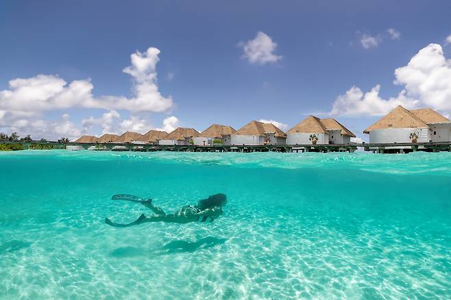 몰디브 최고급 리조트 중 하나인 식스센스 카누후라. 지속가능한 럭셔리를 추구하며 자연과 조화로운 힐링을 선사한다. 사진제공|팜투어