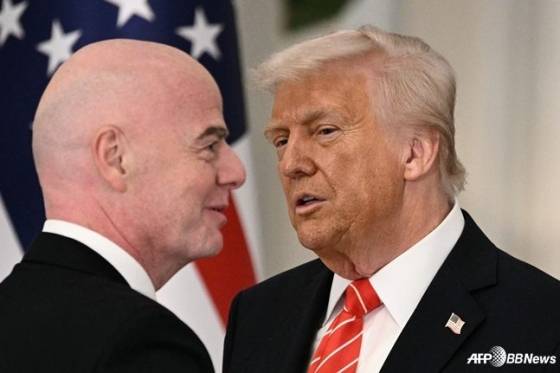 도널드 트럼프(오른쪽) 미국 대통령과 지안니 인판티노 FIFA 회장. /AFPBBNews=뉴스1