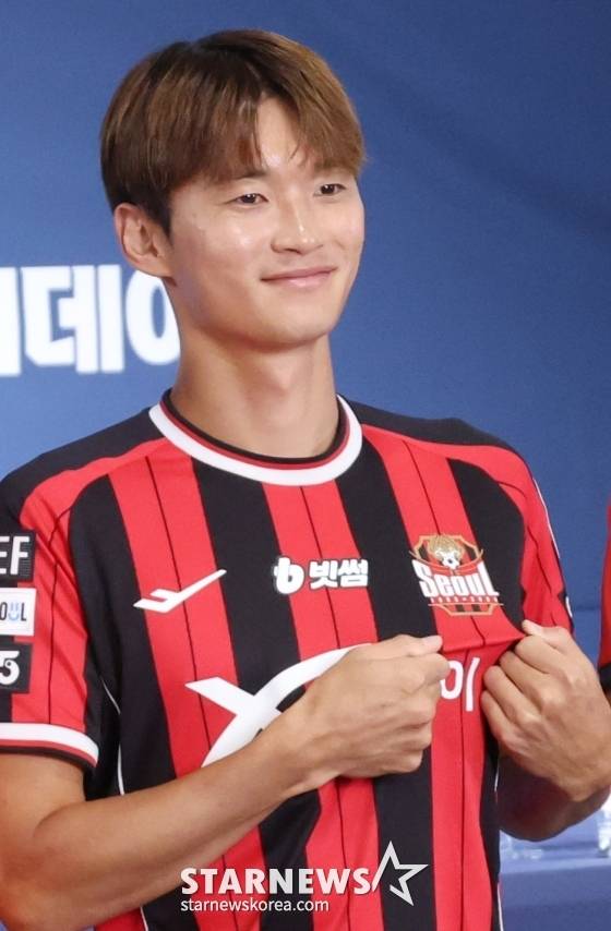 김진수가 4일 오전 서울 종로구 축구회관에서 '2025~2026 아시아축구연맹(AFC) 챔피언스리그 엘리트(ACLE), AFC 챔피언스리그2(ACL2)' K리그 4개팀 미디어데이에서 포즈를 취하고 있다. /사진=김진경 대기자