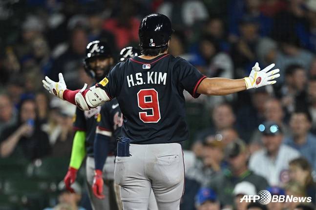 홈런을 날린 뒤 홈을 밟고 세리머니를 하는 김하성. /AFPBBNews=뉴스1