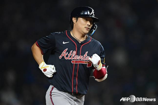 홈런을 때린 뒤 베이스를 돌고 있는 김하성. /AFPBBNews=뉴스1