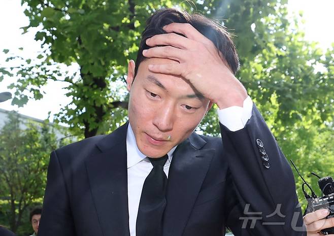 '불법 촬영' 혐의를 받는 축구선수 황의조(33·알라니아스포르)가 4일 오후 서울 서초구 서울중앙지방법원에서 열린 성폭력범죄의처벌등에관한특례법위반(카메라등이용촬영) 항소심 선고 공판에서 1심과 같은 징역 1년 집행유예 2년을 선고받은 후 법정을 나서고 있다. /사진=뉴스1