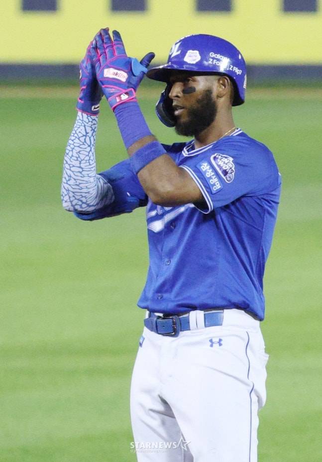 적시타를 치고 세리머니를 하고 있는 디아즈. /사진=삼섬 라이온즈