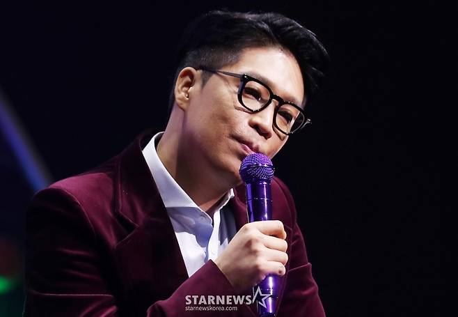 가수 MC몽이 25일 오후 서울 광진구 예스24 라이브홀에서 진행된 정규 8집 앨범 'CHANNEL 8' 발매 기념 기자간담회에서 질의응답을 하고 있다.