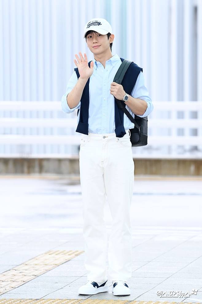 정해인 '반가운 손짓'