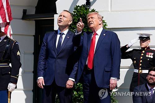 폴란드 정상 만난 트럼프 대통령  (UPI=연합뉴스) 도널드 트럼프 미국 대통령이 3일(현지시간) 백악관에서 카롤 나브로츠키 폴란드 대통령(왼쪽)과 함께 군 전투기의 상공 비행 퍼레이드를 보고 있다.