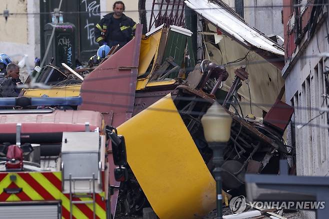 포르투갈 리스본 전차 탈선 사고 (리스본 EPA=연합뉴스) 구조대원들이 3일(현지시간) 포르투갈 리스본에서 발생한 전차 탈선 사고 현장에서 작업하고 있다. 2025.9.3