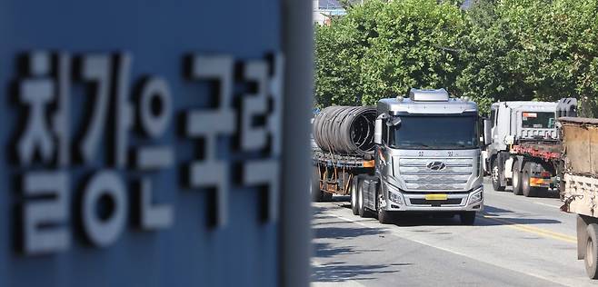 '철강은 국력'  (포항=연합뉴스) 김현태 기자 = 경북 포항시 철강 산업단지 도로에 철강 제품을 실은 차들이 오가고 있다. 2025.9.4
 mtkht@yna.co.kr
(끝)