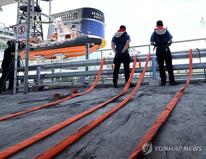 강릉 가뭄에 독도 경비함 전격 투입 (강릉=연합뉴스) 유형재 기자 = 독도를 비롯한 동해(바다)를 지키는 5천t급 해양경찰 경비함정 삼봉호(5001함)가 3일 강릉시 안인항 화력발전소 내 하역부두에서 600t의 생활용수를 소방차에 공급하고 있다. 2025.9.3 yoo21@yna.co.kr
