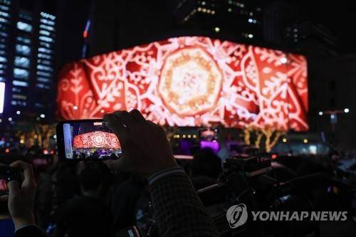 신세계백화점 본점 크리스마스 사이니지 영상 공개     (서울=연합뉴스) 신현우 기자 = 1일 오후 서울 중구 서울중앙우체국 공개공지에서 2024 명동스퀘어 점등식이 열린 가운데 신세계백화점 본점 본관 전광판에서 크리스마스 사이니지 영상을 공개하고 있다.
    명동스퀘어는 명동 일대를 대상으로 지정된 '제2기 옥외광고물 자유표시 구역'의 브랜드명으로 신세계백화점 본점 본관 전광판이 명동스퀘어 1호 전광판이다. 2024.11.1
    nowwego@yna.co.kr
(끝)