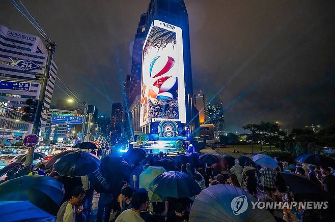 '그랜드 조선 미디어' 점등 (부산=연합뉴스) 20일 오후 부산 해운대구 '그랜드조선 부산' 벽면에 설치된 대형 광고판인 '그랜드조선 미디어'의 점등식이 열리고 있다. 이 광고판은 비수도권 최초 옥외광고물 자유표시구역으로 선정된 부산 해운대해수욕장 주변 '해운대 스퀘어'의 첫 광고판이다. 2025.6.20. [그랜드조선 부산 제공. 재판매 및 DB 금지] ready@yna.co.kr