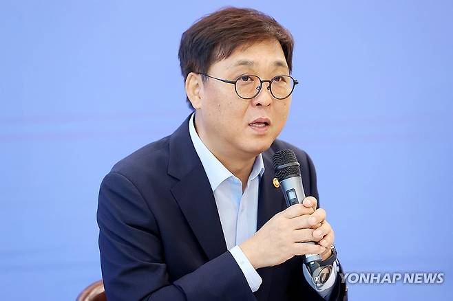 기자간담회 하는 최휘영 장관 (서울=연합뉴스) 진연수 기자 = 최휘영 문화체육관광부 장관이 4일 서울 중구 모두예술극장에서 열린 취임 한 달 기념 기자간담회에서 발언하고 있다. 2025.9.4 jin90@yna.co.kr