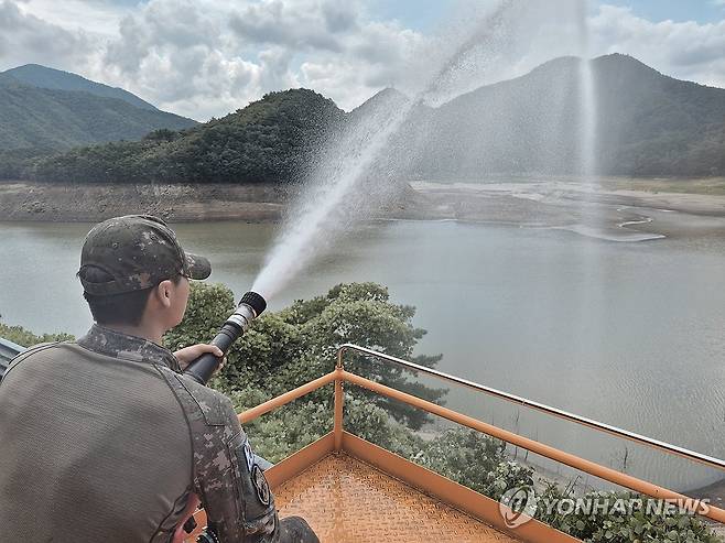 육군, 강릉 가뭄 피해지역 급수 지원 (서울=연합뉴스) 육군이 지난 2일부터 가뭄 장기화로 재난지역으로 선포된 강원 강릉시에 급수 차량과 장병들을 지원해 급수난 해소를 돕고 있다고 4일 밝혔다. 지난 3일 육군 3군단 장병이 급수차를 이용해 오봉저수지에 물을 뿌리고 있다. 2025.9.4 [육군 제공. 재판매 및 DB 금지] photo@yna.co.kr