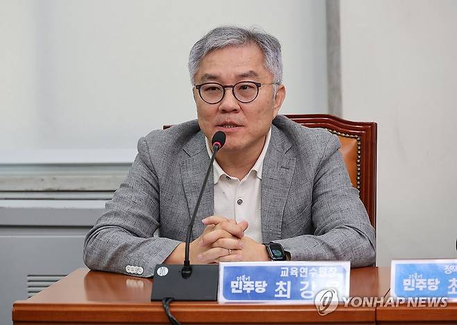 최고위원회의 참석한 최강욱 교육연수원장 (서울=연합뉴스) 박동주 기자 = 더불어민주당 최강욱 교육연수원장이 22일 국회에서 열린 최고위원회의에 참석해 발언하고 있다. 2025.8.22 pdj6635@yna.co.kr