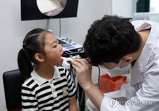 '인구소멸' 전남 곡성서 소아청소년과 진료 받는 아이 (곡성=연합뉴스) 김혜인 기자 = 27일 전남 곡성군 옥과면 옥과통합보건지소에서 소아과 의사가 아이를 진료하고 있다.
2024.8.27 in@yna.co.kr