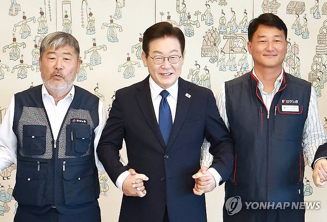 양대노총 위원장과 손잡은 이재명 대통령 (서울=연합뉴스) 홍해인 기자 = 이재명 대통령이 4일 서울 용산 대통령실 청사에서 열린 양대노총 위원장과의 오찬 간담회에 참석해 김동명 한국노총 위원장(왼쪽), 양경수 민주노총 위원장과 기념촬영을 하며 손을 잡고 있다. 2025.9.4 hihong@yna.co.kr