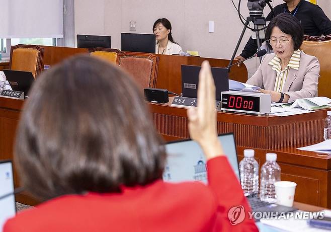 추미애 법사위원장에게 항의하는 국민의힘 (서울=연합뉴스) 황광모 기자 = 국민의힘 국회 법제사법위원회 간사인 곽규택 의원과 나경원 의원을 비롯한 의원들이 4일 국회에서 열린 법제사법위원회 전체 회의에서 회의 진행을 놓고 추미애 법사위원장에게 항의하고 있다. 2025.9.4 hkmpooh@yna.co.kr