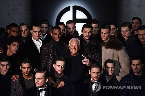 생전 모델들과 함께 사진 촬영한 조르지오 아르마니(가운데) [AFP 연합뉴스 자료사진. 재판매 및 DB 금지]