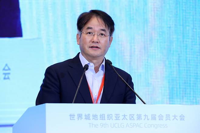 ▲ 2023년 11월 제9차 UCLG ASPAC 중국 이우시 총회 이사회 회의에 참석해 2025 고양 총회 유치 설명에 나선 이동환 고양시장. /사진 제공=고양시