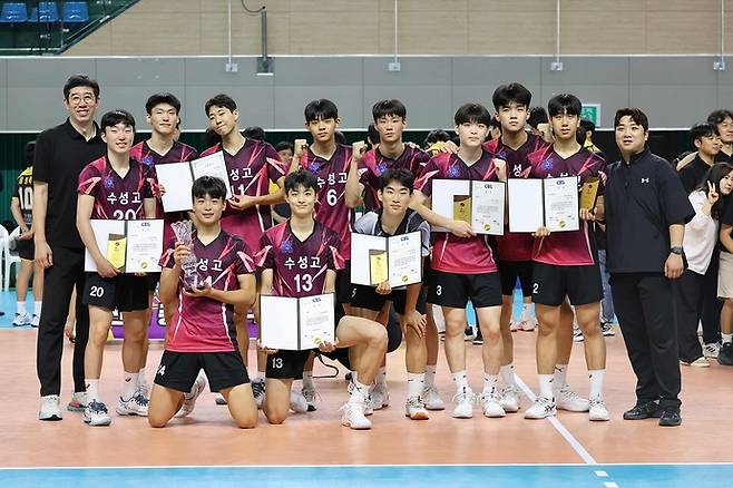 제36회 CBS배 전국중고배구대회 남자고등부서 3년 만에 정상을 탈환한 수성고 선수단이 기념촬영을 하고 있다. 사진=수성고등학교