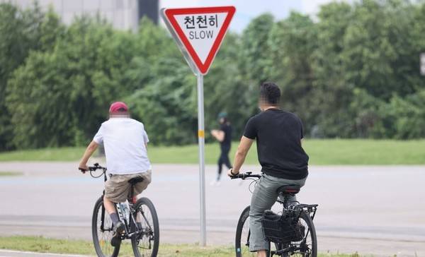 인천시민들이 공원에서 자전거를 타고 있다. [경인방송DB.&nbsp;사진은 방송 내용과 상관없음]