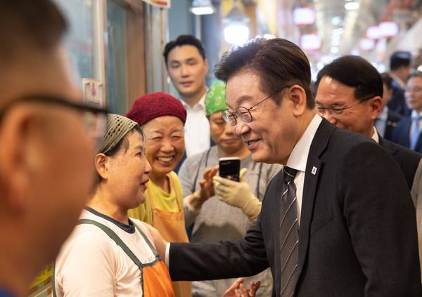 오늘(5일) 인천 미추홀구 용현시장에 방문한 이재명 대통령이 상인들과 대화를 나누고 있다. [사진 = 대통령실 제공]