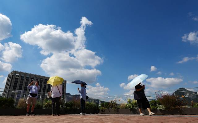 지난 2일 맑은 날씨를 보이는 서울 종로구 대한민국역사박물관 옥상에서 시민 및 관광객들이 풍경을 바라보고 있다. 연합뉴스
